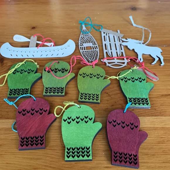 Holiday ornaments from 5 green wooden mittens, 2 red & four laser cut or… - Picture 7 of 8